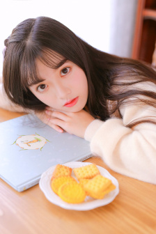 露出胸部的美女